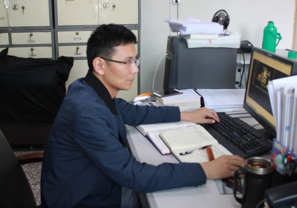 環(huán)保事業(yè)部黨員李小聰在工作中